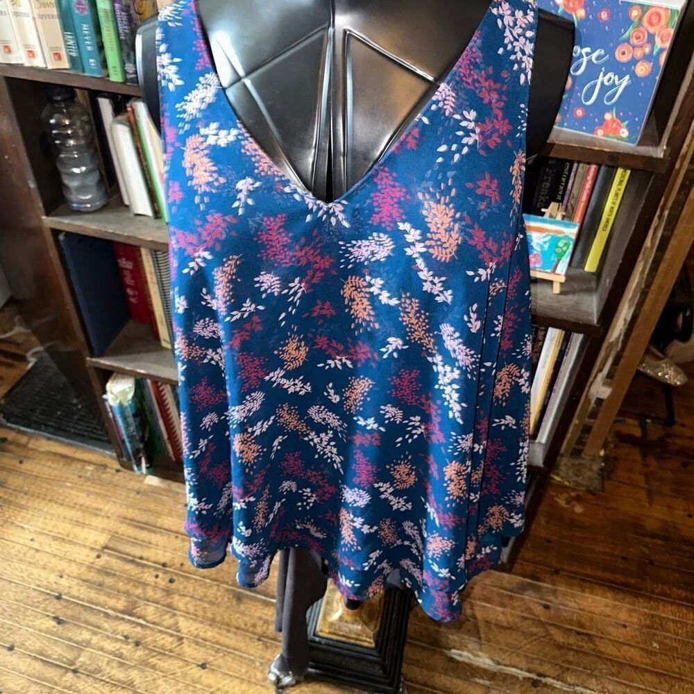 Lane Bryant blue floral v-neck 18 flowy sleeveless top
